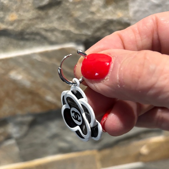 Black and White CC Camellia Floral Earrings - Picture 4 of 5